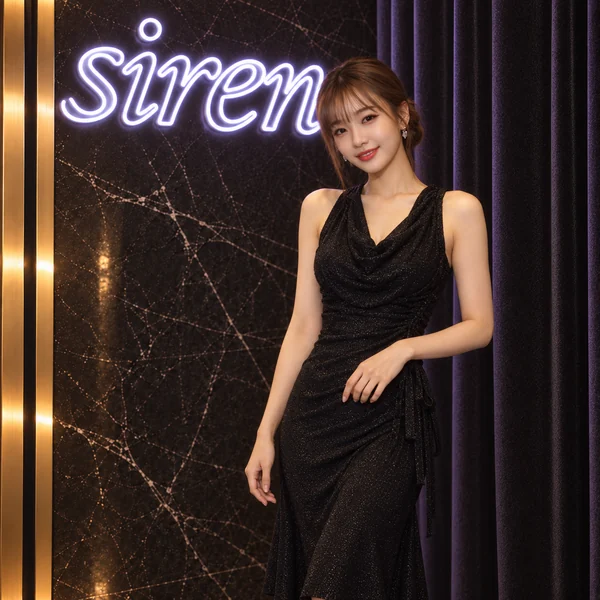 블랙 드레이프 드레스를 착용한 여성의 세이렌 화보